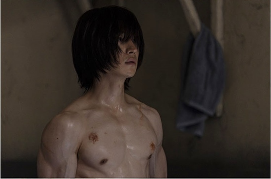 이제훈의 상의 탈의