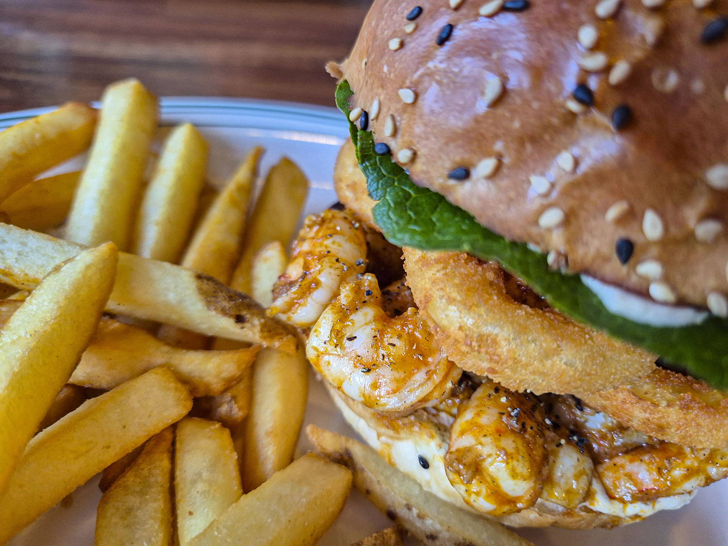 스파이시 쉬림프버거 세트의 감자튀김와 햄버거