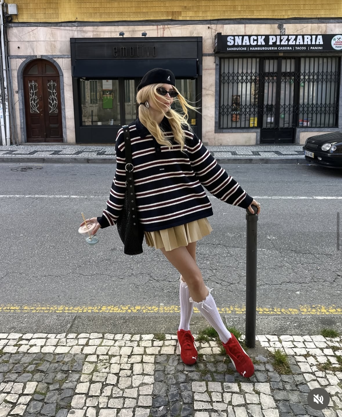 러블리한 양말과 레드 스니커즈, 스트라이프 니트의 따뜻한 매력, 그리고 클래식한 플리츠 스커트 관련 사진