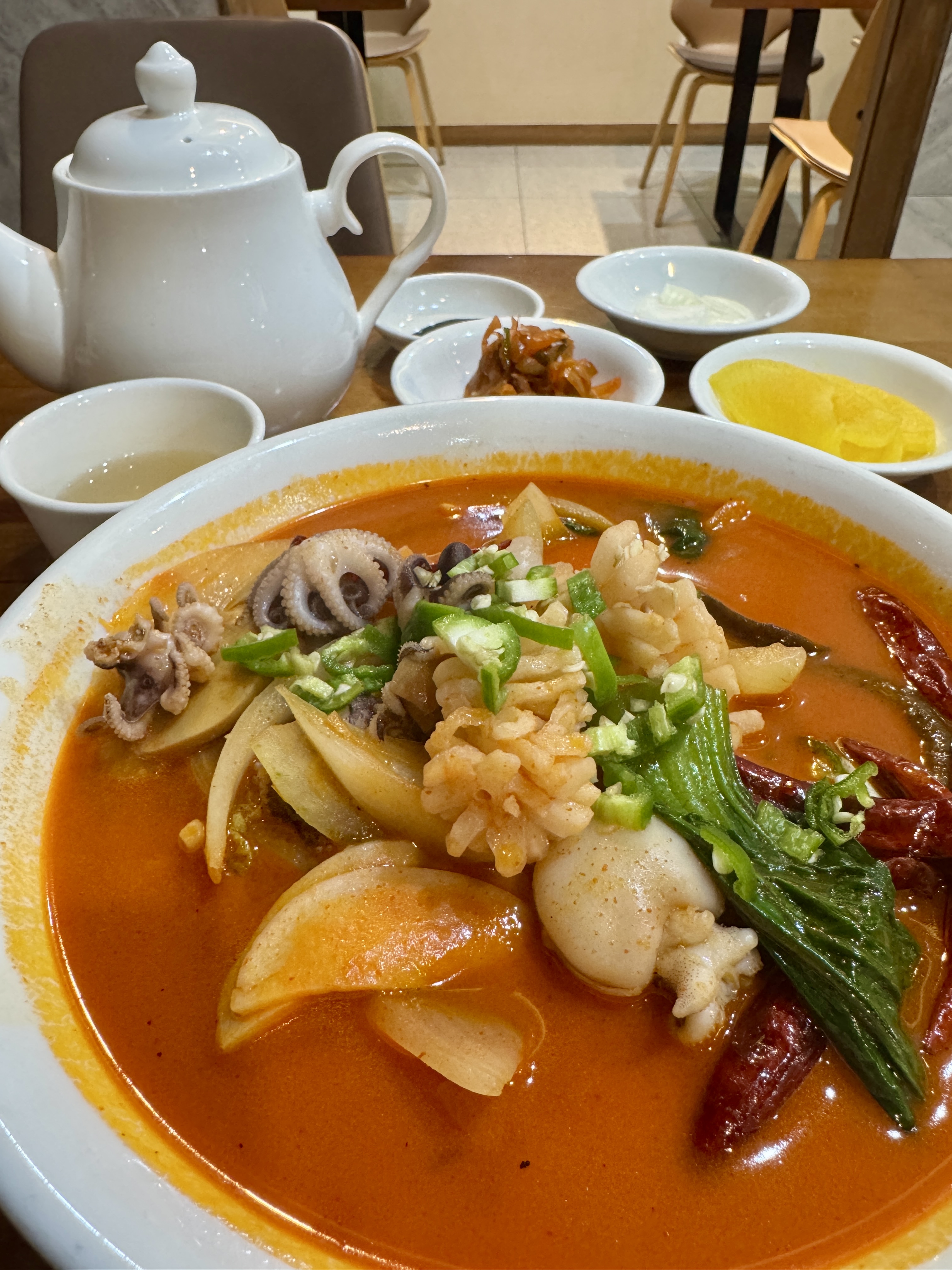 수지구 신봉동 가잔니 고추짬뽕 &ndash; 빨간 국물과 해물 토핑이 올려진 짬뽕 클로즈업 사진