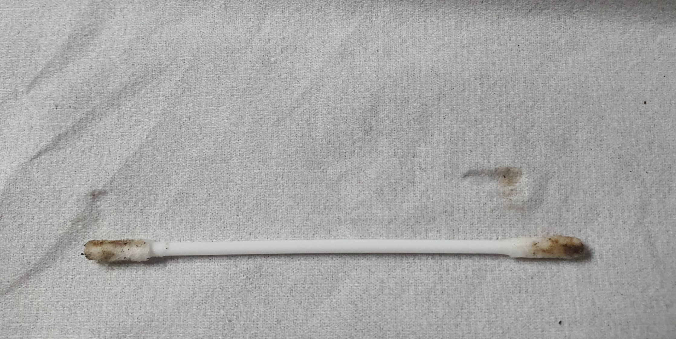 전자담배 청소 후 면봉 더러워진 사진