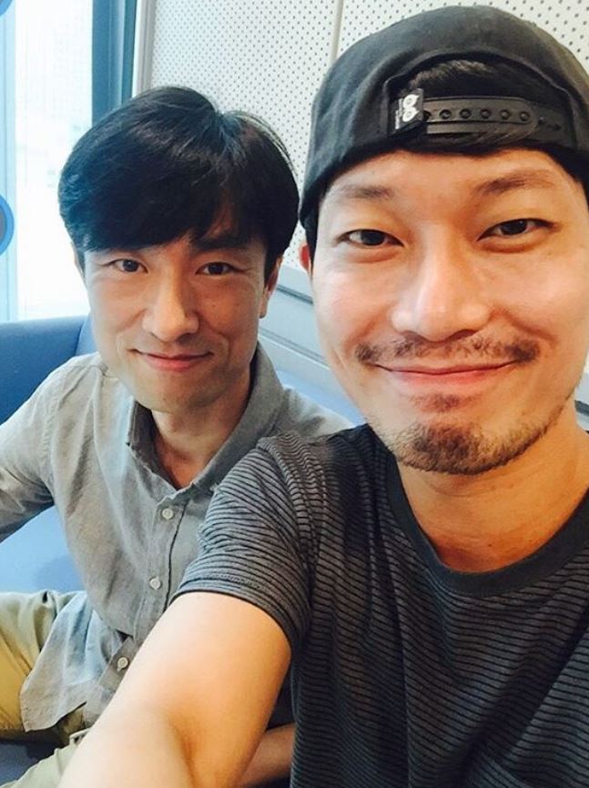 배우 김병철이 동료 배우들과 함께 있는 모습