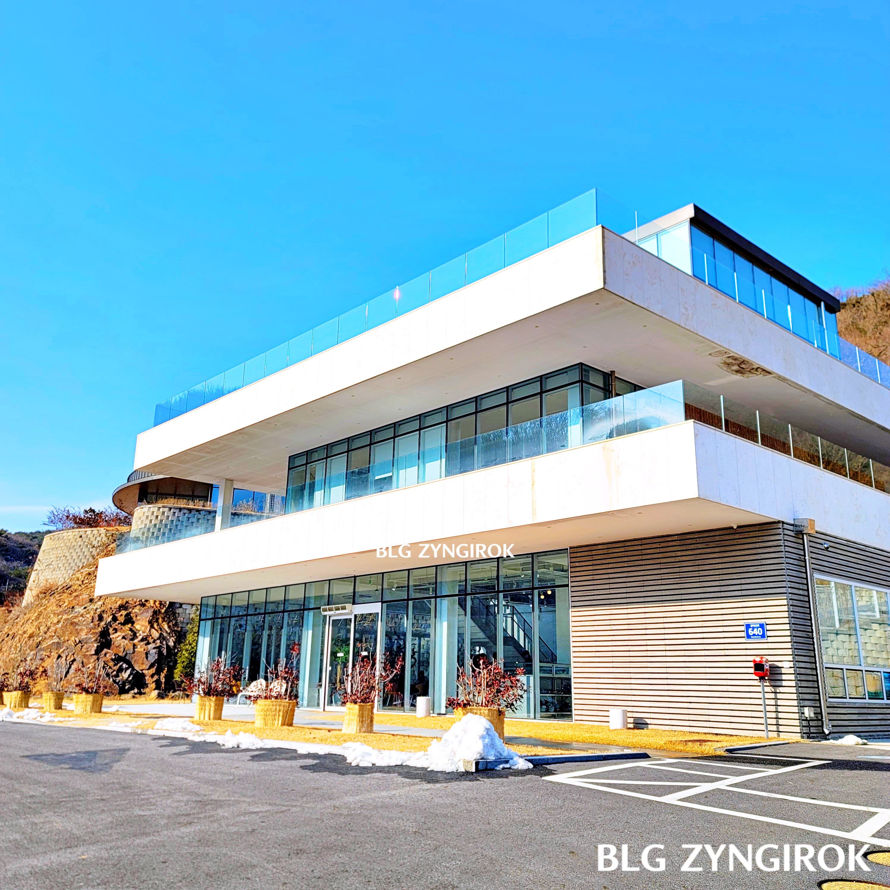 양주 카페 닛다 외관 - 건물 입구 모습이다.