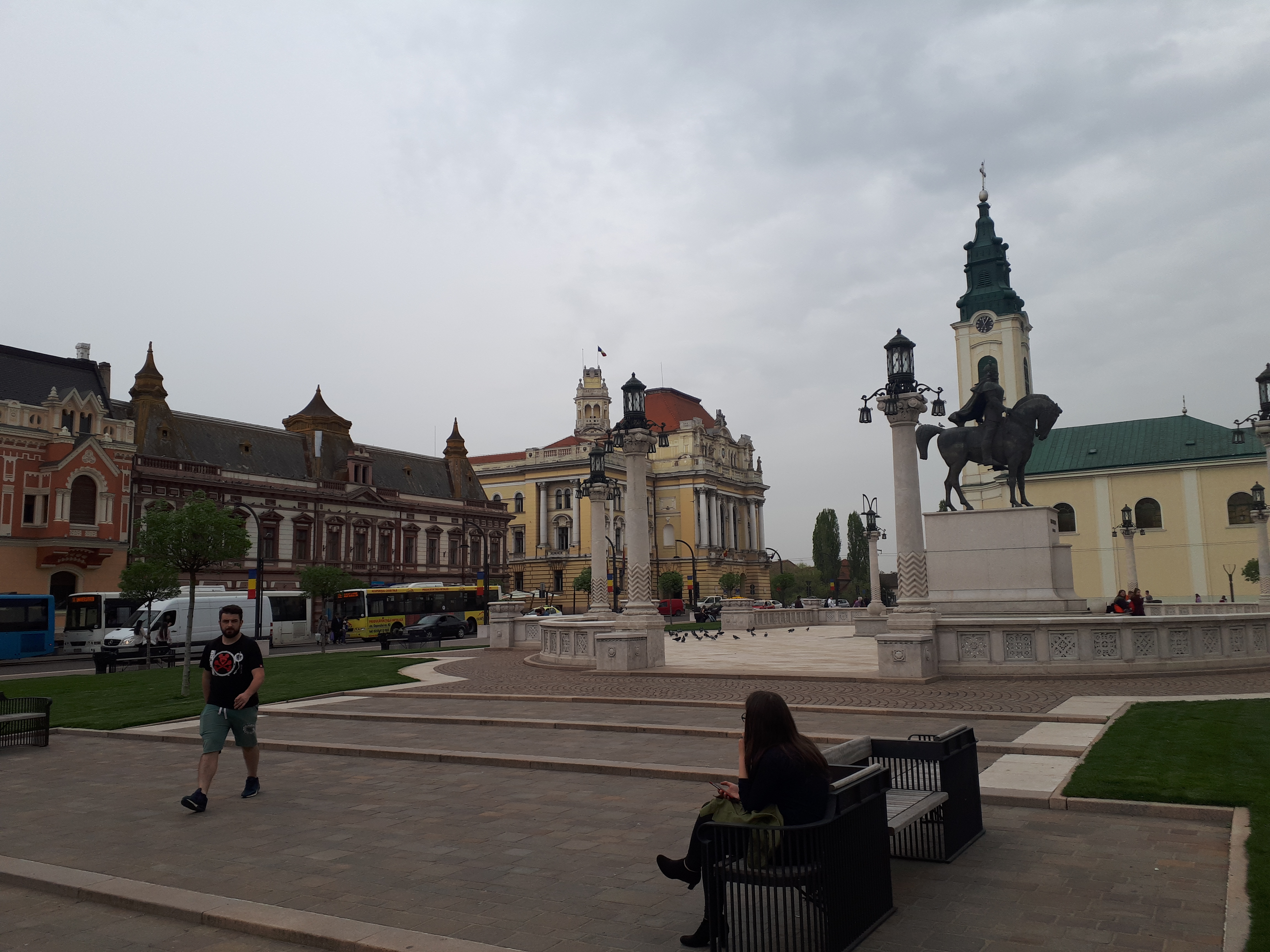 루마니아 오라데아 블랙 이글 궁전 유니리 광장의 벤치