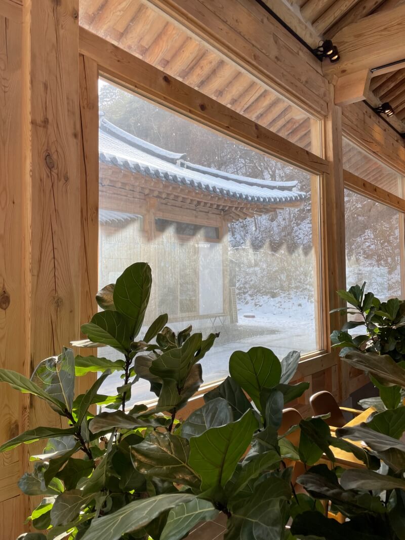 홍천 한옥 베이커리 카페 아나파우오 - 설경 창가