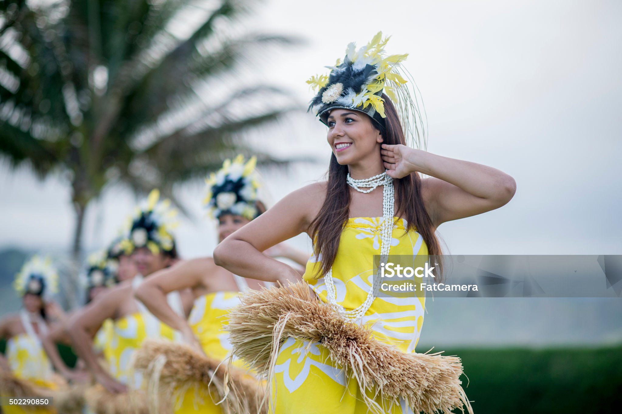 하와이의 전통적인 의상을 맞춰입은 6명의 여성 무용수들이 훌라춤을 추고있는 사진입니다.