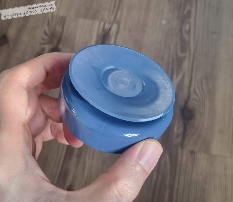 다이소 욕실용 흡착시계 - 뒷면 흡착판