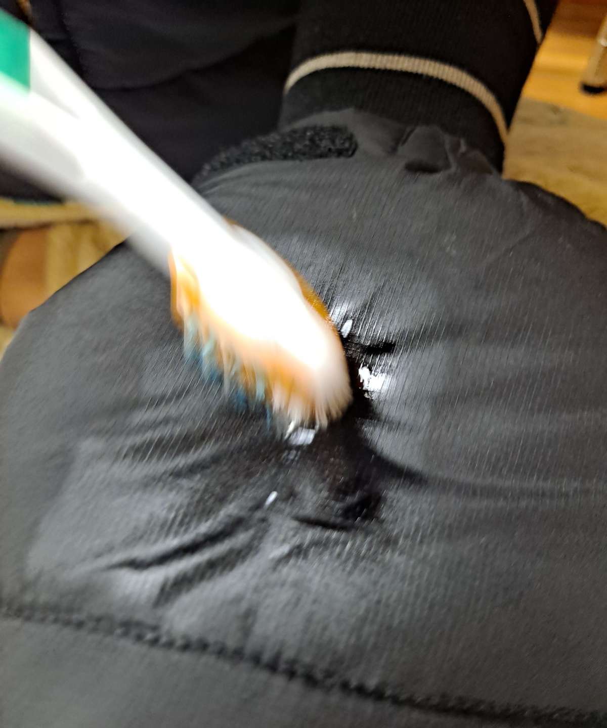 윤활유 뿌린후 칫솔질