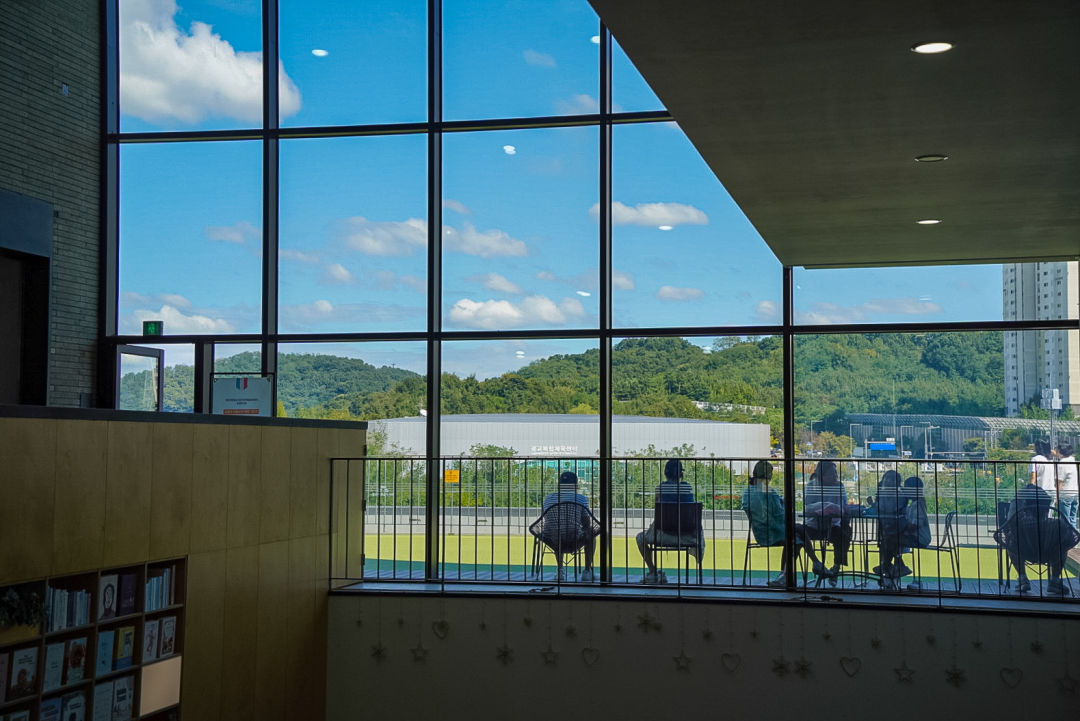 광교 푸른숲 도서관 야외 테라스