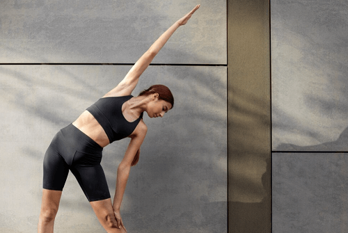 스트레칭을 하고 있는 여성