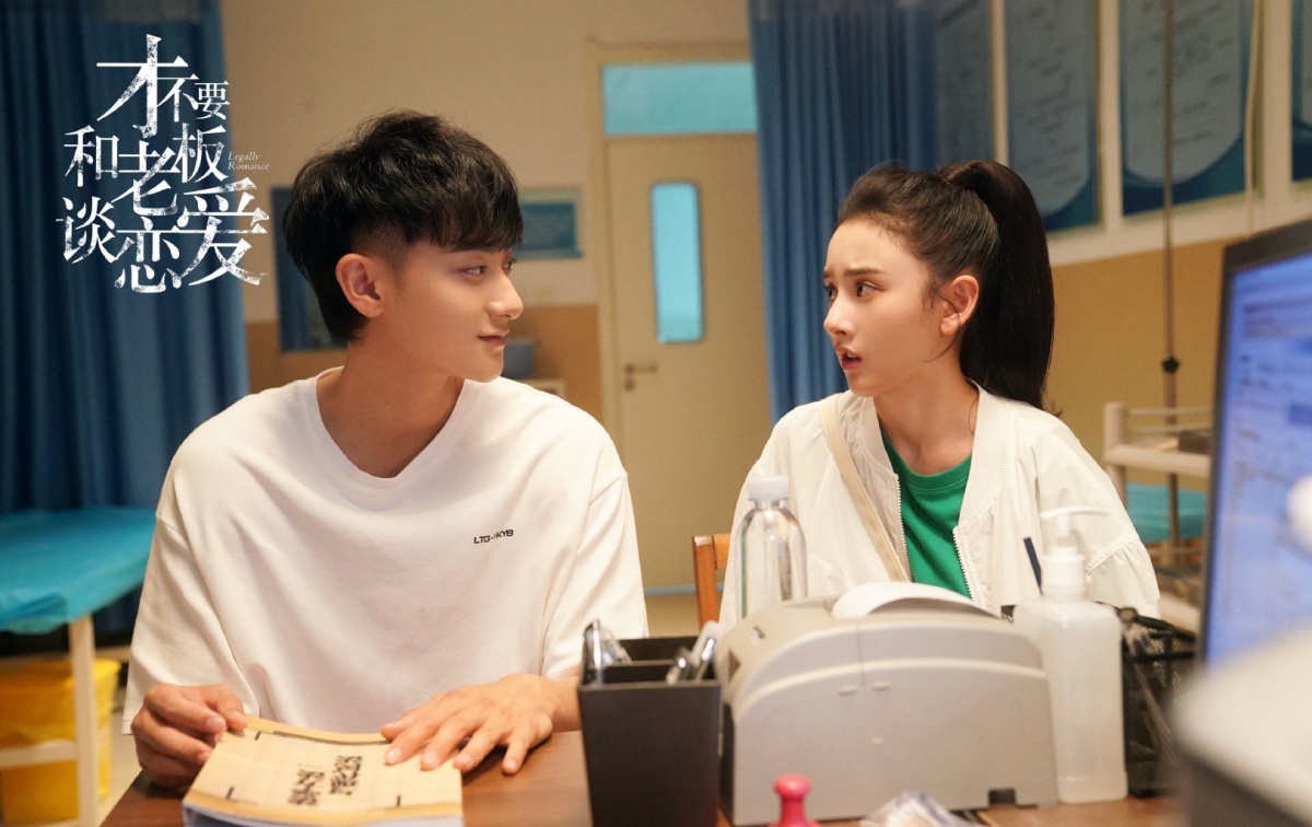 재불요화노판담연애-타오와 송조아-책상에 앉아 바라보는 모습