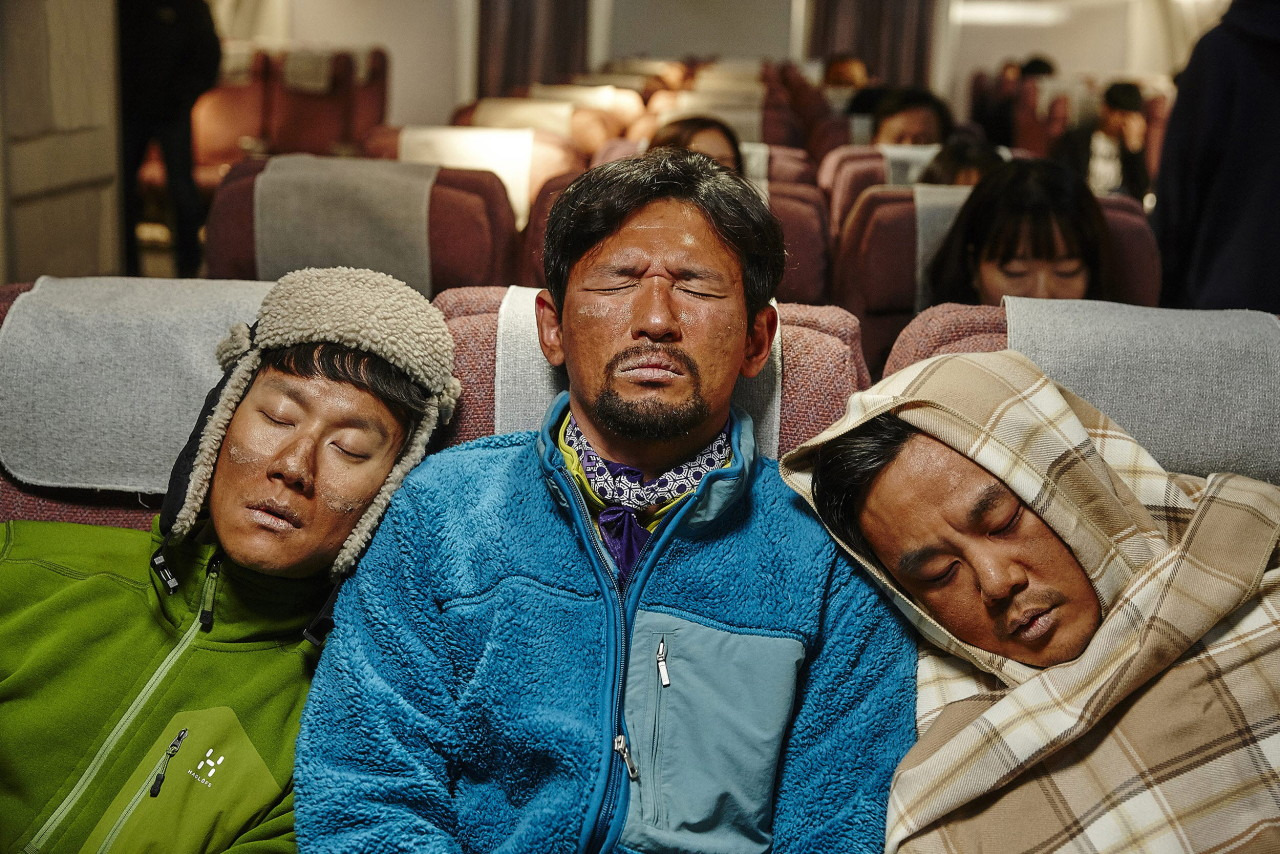 산은 정복하기 위해 노력하는 주인공들