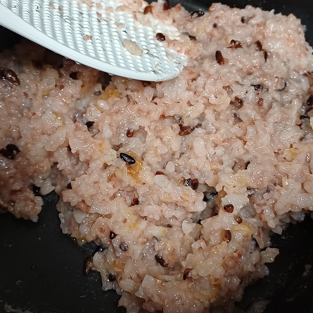 식감이 무너진 밥을 그릇에 덜어낸 상태