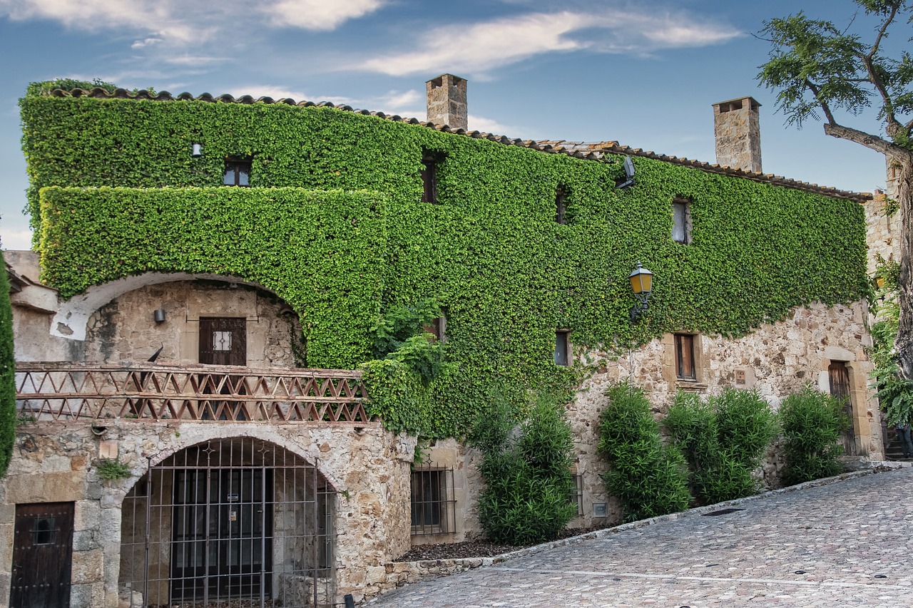 녹색 지붕과 벽면 녹화(Green Wall)로 에너지 절감을 이루는 녹색 건축물