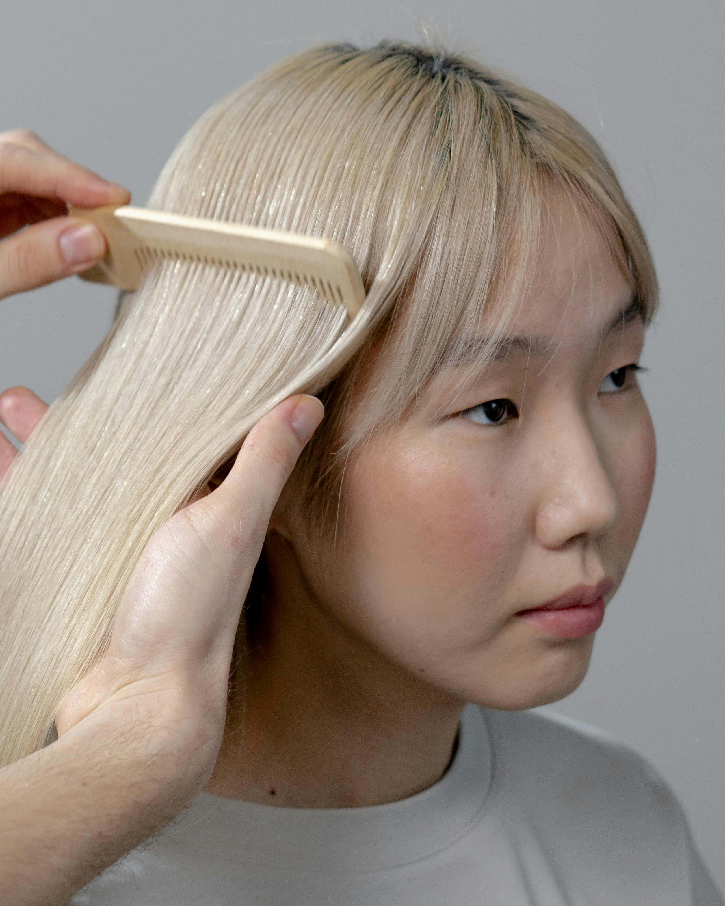 봄만 되면 머리카락이 빠진다면? 놓치면 후회하는 봄철 두피&middot;헤어 관리법