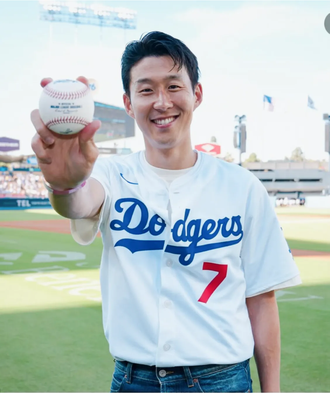 손흥민 시구&amp;#44; 뷔 시구&amp;#44; MLB 시구&amp;#44; 메이저리그 시구&amp;#44; 손흥민 MLB&amp;#44; 뷔 MLB&amp;#44; 다저스타디움 시구&amp;#44; 양키스타디움 시구&amp;#44; MLB 시구 비교&amp;#44; 시구 레전드&amp;#44; MLB 역대 시구&amp;#44; 조지 부시 시구&amp;#44; 버락 오바마 시구&amp;#44; 50센트 시구&amp;#44; 시모네 바일스 시구&amp;#44; 유현진 배지현 시구&amp;#44; K스타 시구&amp;#44; 한류 스타 시구&amp;#44; MLB 팬 서비스&amp;#44; 뷔 손흥민 브로맨스&amp;#44; 뷔 팬 서비스&amp;#44; 손흥민 글로벌 인기&amp;#44; K팝 메이저리그 진출&amp;#44; 메이저리그 한류&amp;#44; MLB 문화 마케팅&amp;#44; 스포츠 퍼포먼스&amp;#44; 한국 연예인 시구&amp;#44; 손흥민 뷔 직캠&amp;#44; 시구 레전드 영상
