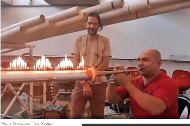 트럼펫 연주자의 '루벤스 튜브' 고전 물리학 실험 VIDEO: Watch a Trumpeter Play Fire in a Classic Physics Experiments That Lets Us “See Sound”