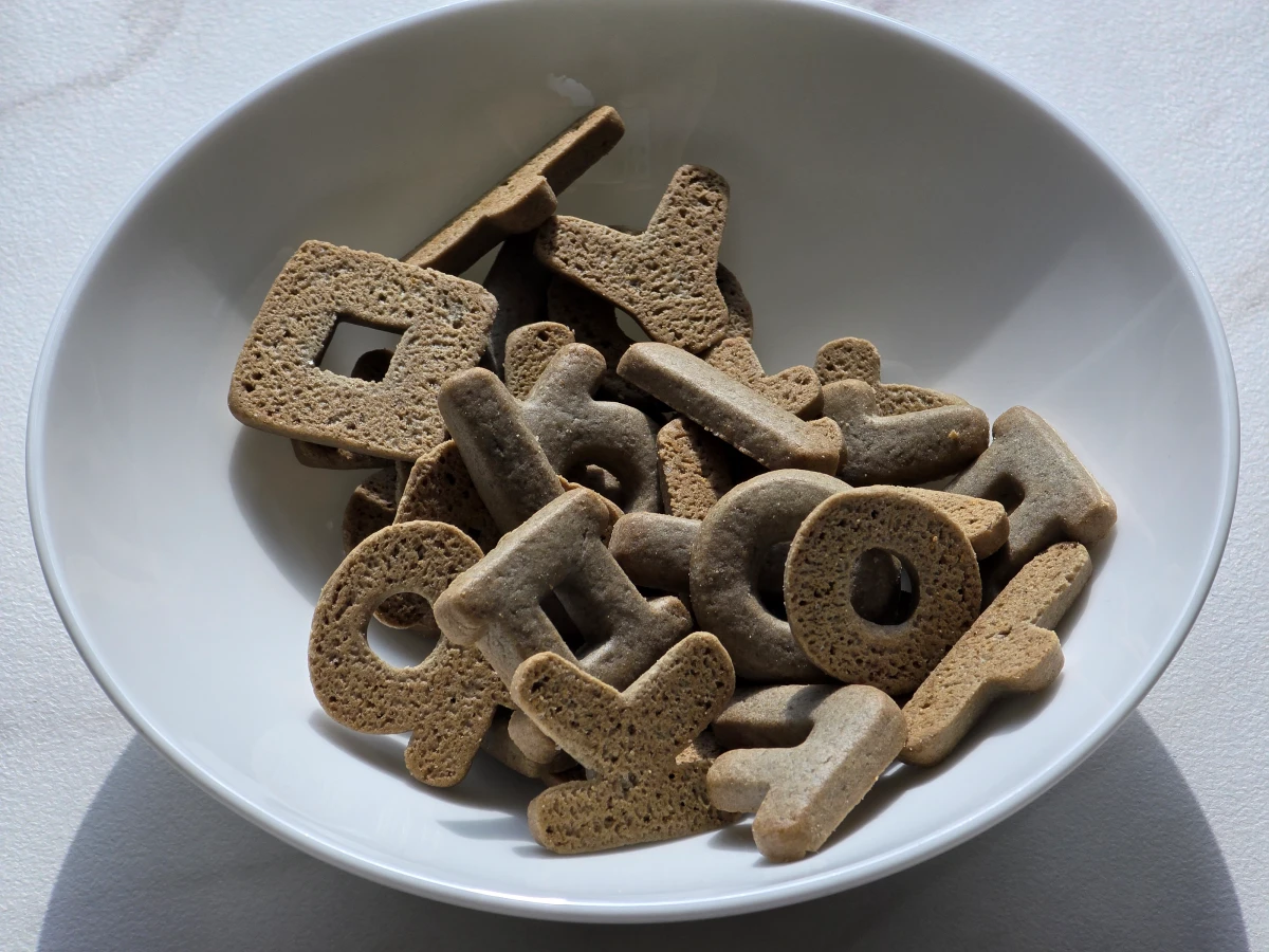 접시에 옮겨담은 한글과자