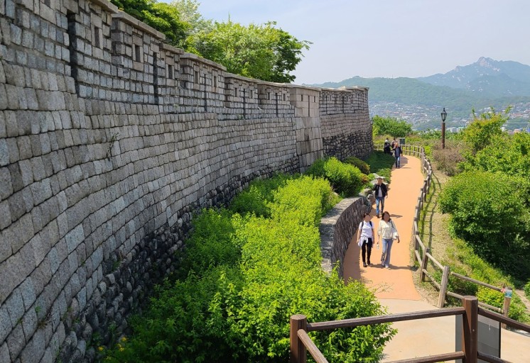 한양도성 외곽 길을 걷고 있는 사람들