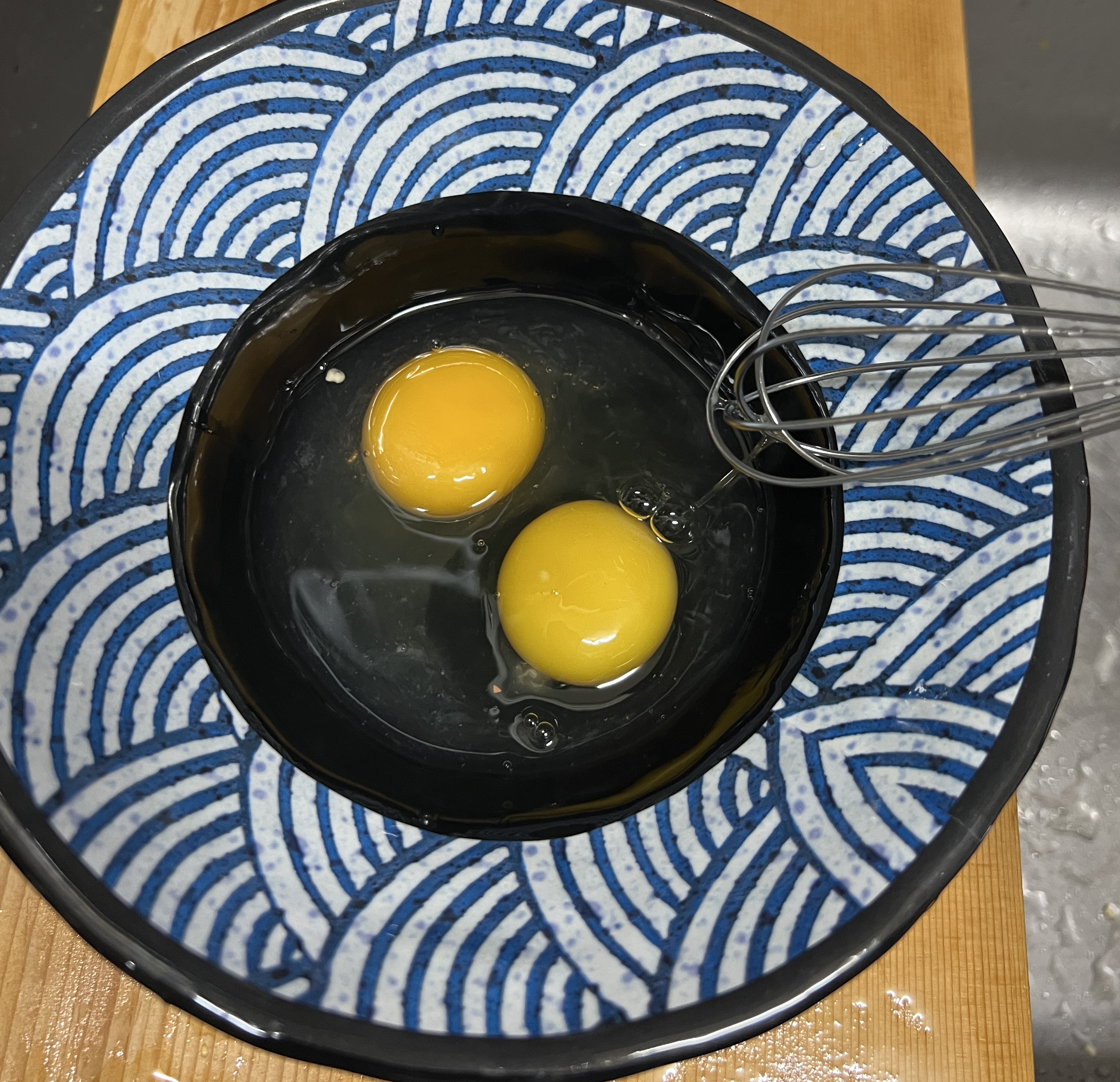 계란 2 알을 종기에 넣어 줍니다.