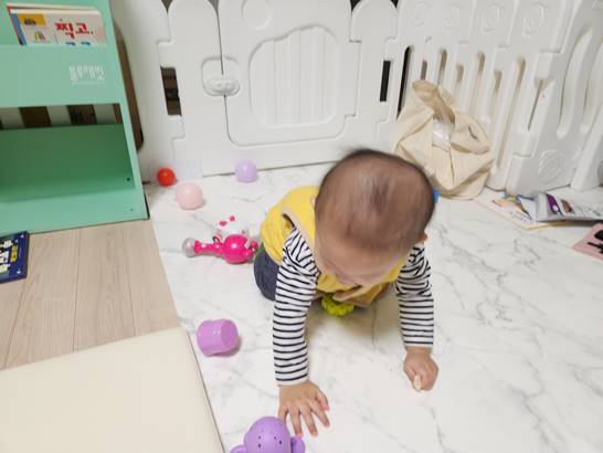 육아기 단축근로를 통해 엄마와 시간을 보내는 아기 이미지