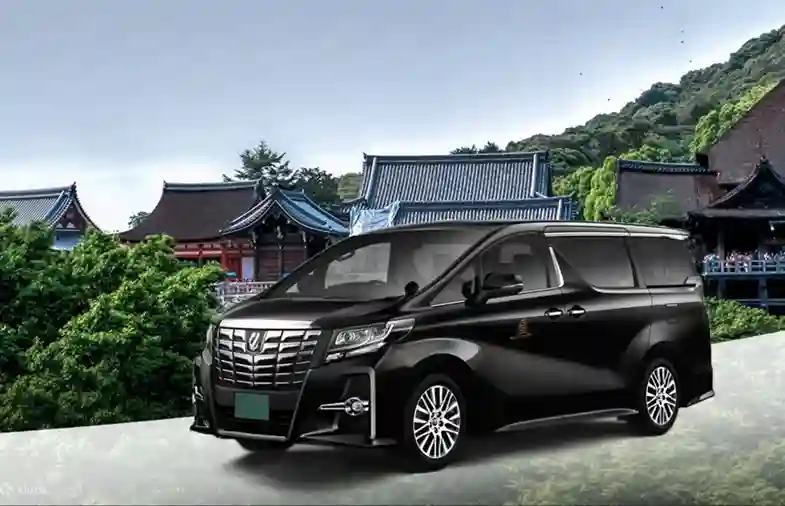 교토 사원과 전통 거리 앞에 정차한 전용 차량 렌트 기사 포함 투어