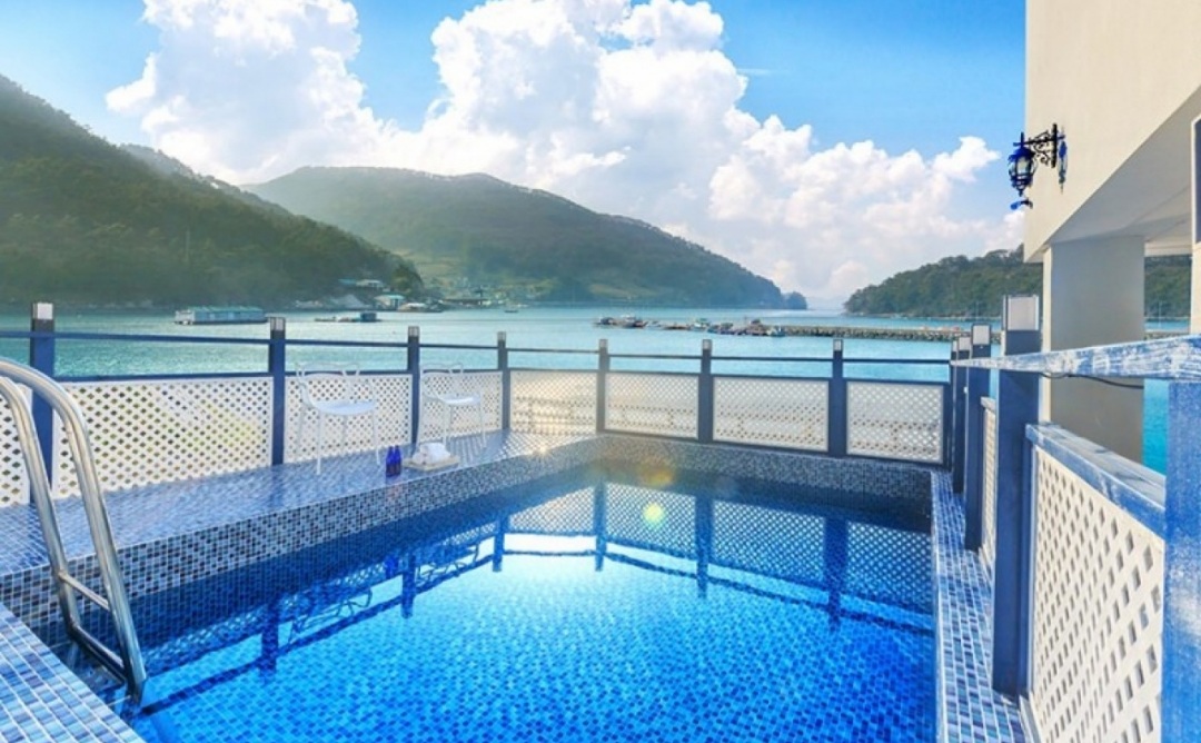 통영 메이블루 펜션 야외 수영장