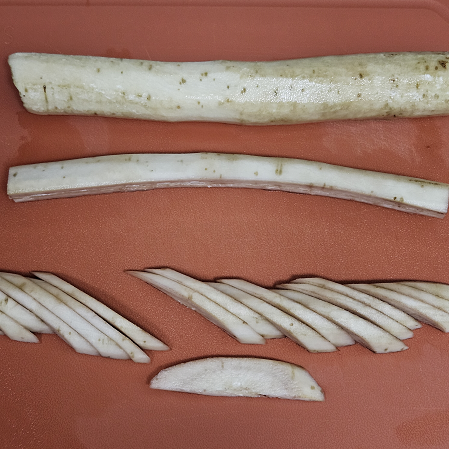 우엉 썰기 맨 위는 껍질은 벗기고 썰지 않은 통우어, 두번째 줄에는 세로로 반 갈라둔 우엉, 맨 아래는 어슷 썬 우엉이다.