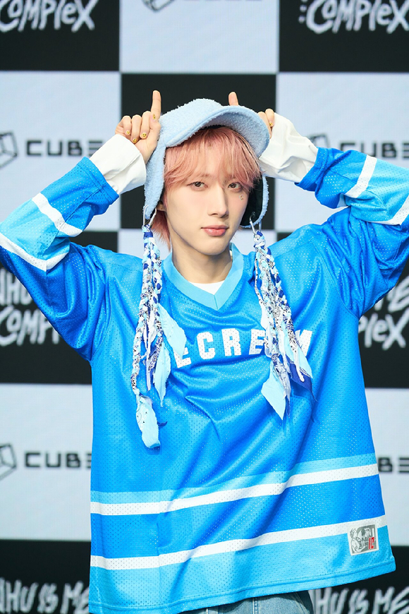 펜타곤 후이가 16일 서울 광진구 예스24 라이브홀에서 열린 첫번째 미니앨범 &#39;WHU IS ME : COMPLEX&#39; 발매 기념 쇼케이스에서 포즈를 취하고 있다. [사진=큐브엔터테인먼트]