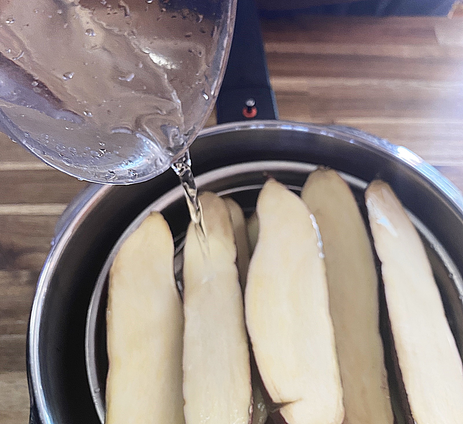 찜솥 물 붓기