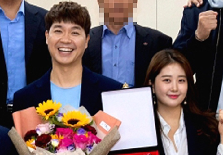 박수홍-김다예-김다땡-꽃다발-사진