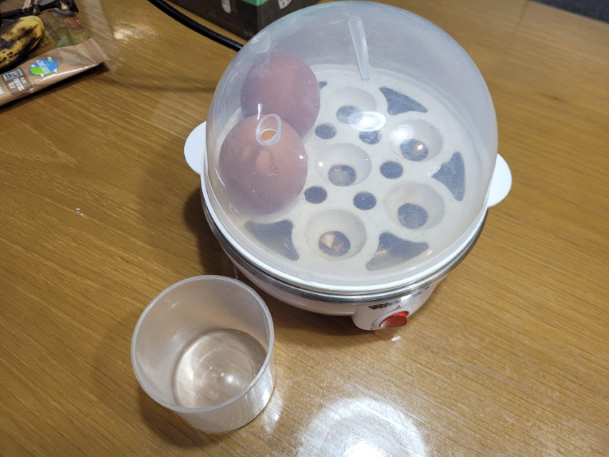 계란찜기 구성품 계량컵과 본체 모습