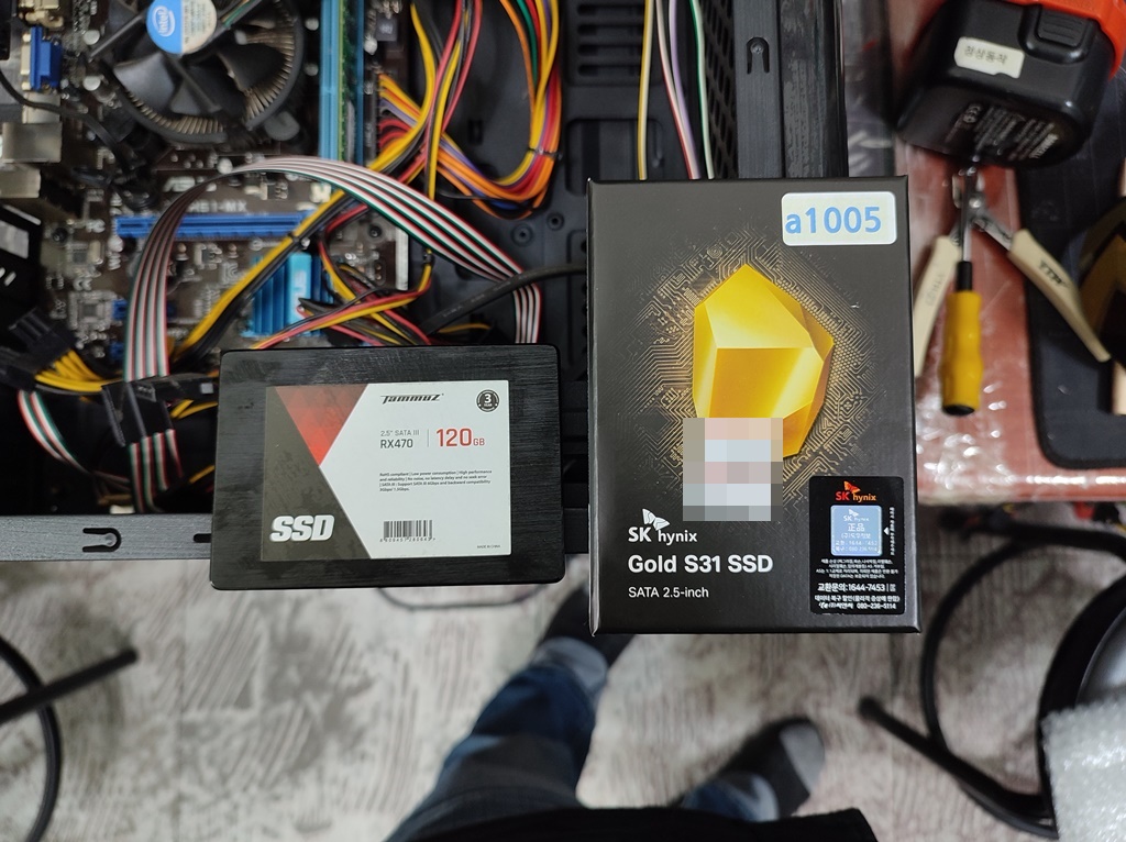 기존의 SSD를 제거하고 신품 SSD를 교체하고 있습니다.