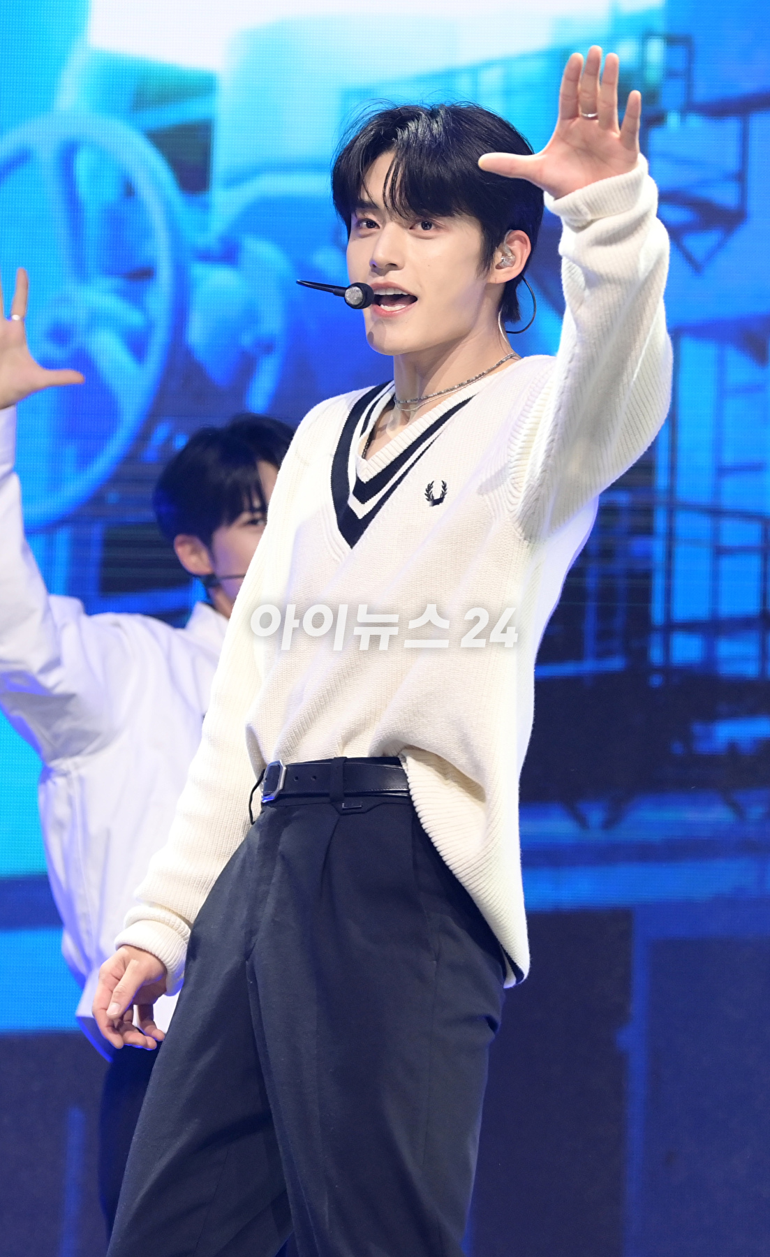 그룹 제로베이스원 김지웅이 10일 오후 서울 광진구 광장동 예스24라이브홀에서 열린 제로베이스원(ZEROBASEONE) 데뷔 쇼케이스에 참석하고 있다. [사진=정소희 기자]