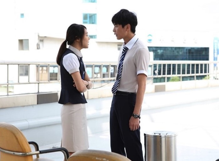영화 <연애의 온도> 한 장면 
동희와 장영이 옥상에서 말로 다투고 있다.