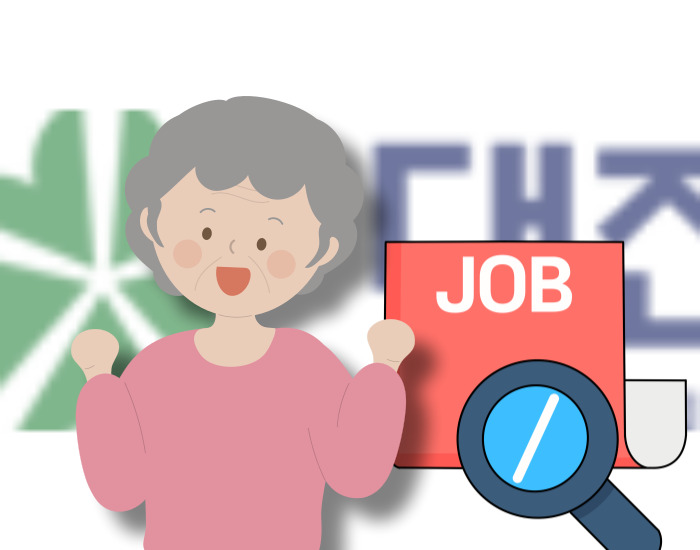 미소짓고 있는 노인