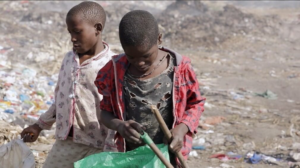 고철을 줍는 아이들