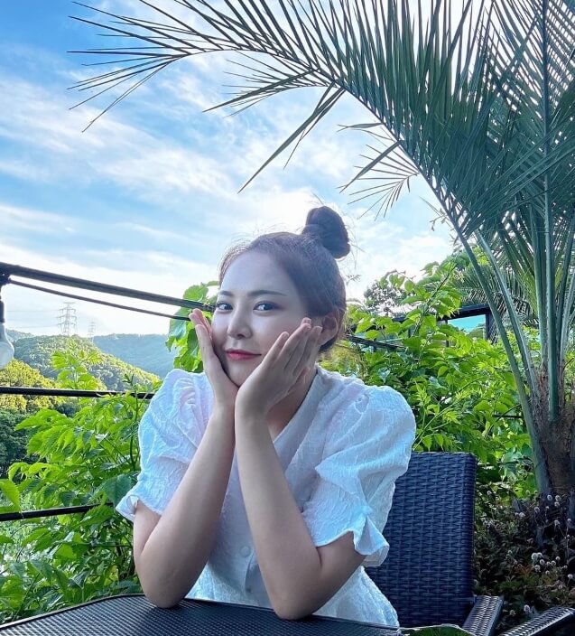 의자에앉아있는-머리묶은여성의모습