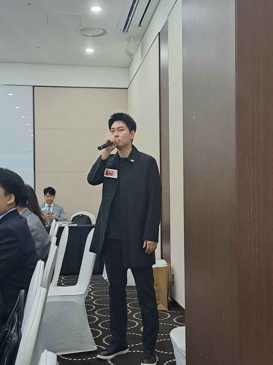 바른하우스 주거인테리어 김봉중 대표님이 비앤아이 목표와 개요에 대해서 발표하고 있습니다.