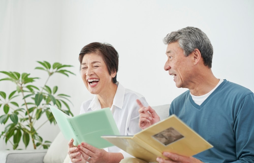 중년 커플이 책을 보며 웃고 있는 모습이 포함된 기억 훈련 관련 이미지 via canva