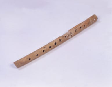 뼈로 만든 각종 공예품들(조각품&amp;#44; 뼈숟가락&amp;#44; 뼈피리)