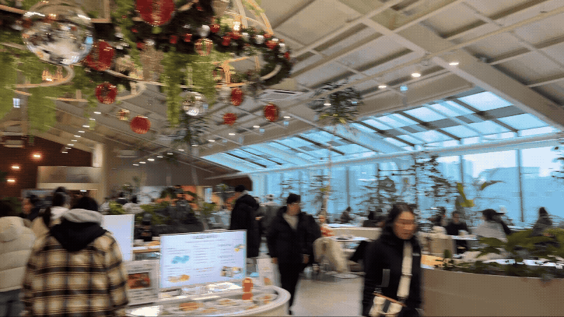 동탄 카페 아스타나 내부 크리스마스 시즌 풍경, 주말에 붐비는 대형 카페 분위기