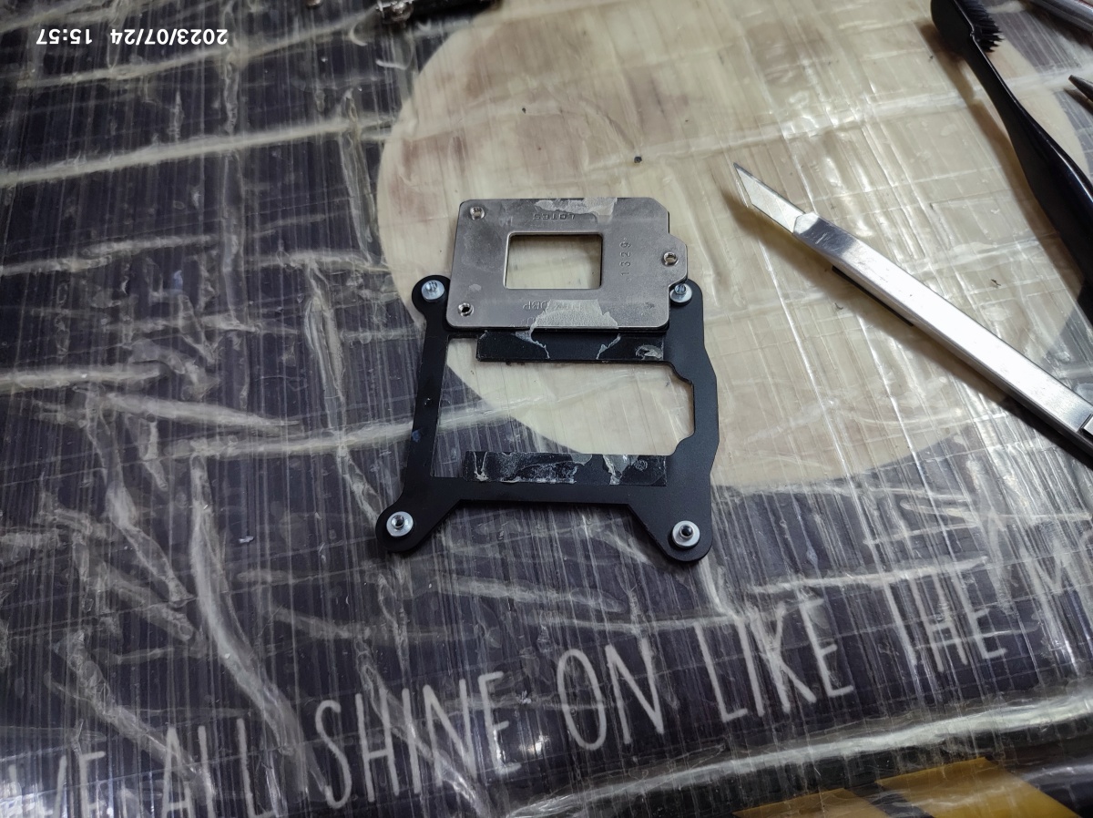 칼날로 양면 테이프 제거 중