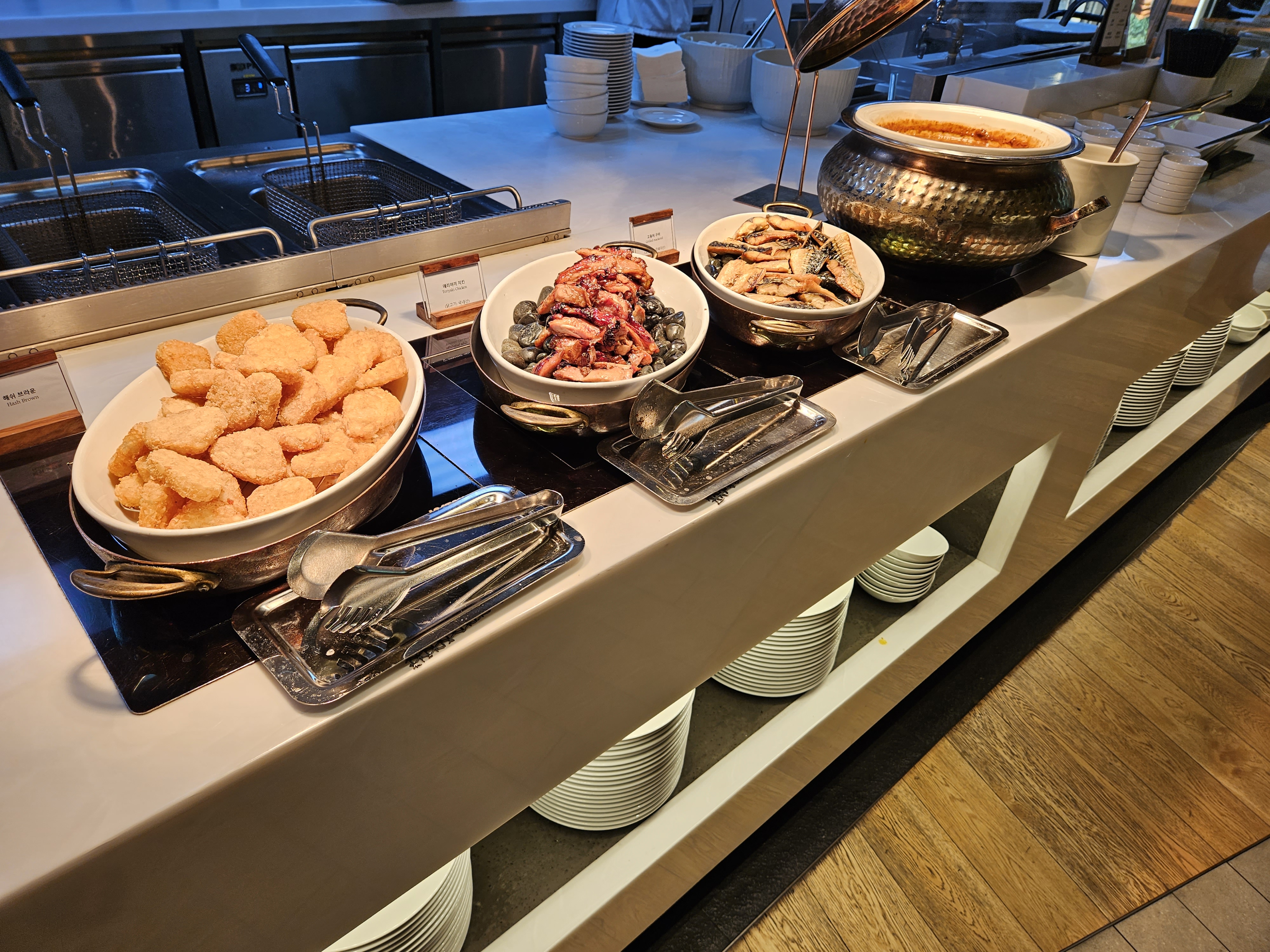 파라스파라 우디 플레이트 해시 브라운, 데리야끼 치킨, 고등어 구이