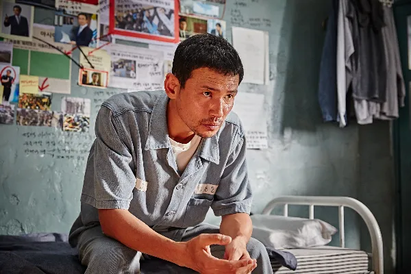 살인 누명을 쓴 다혈질 폭행 검사 변재욱(황정민)