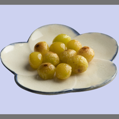 접시에 담긴 구운 은행나무 열매