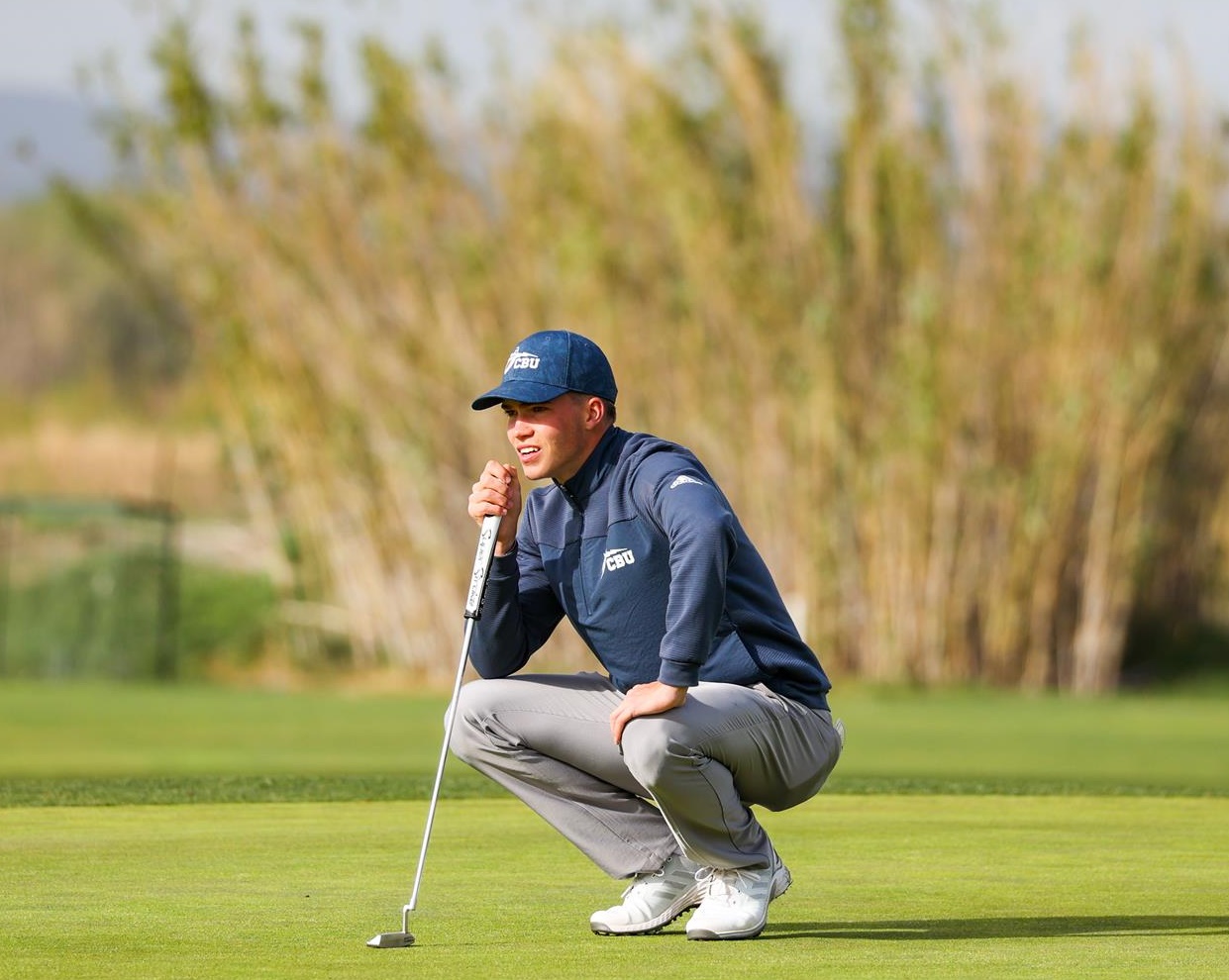 그린 라이를 읽는 골프선수