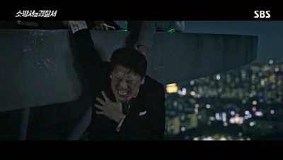 진호개와 묶여 있는 수갑 덕분에 추락하지 않고 매달려 있는 마태화 입니다.