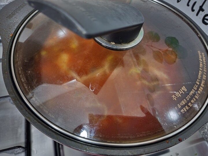 뚜껑을 닫은 냄비