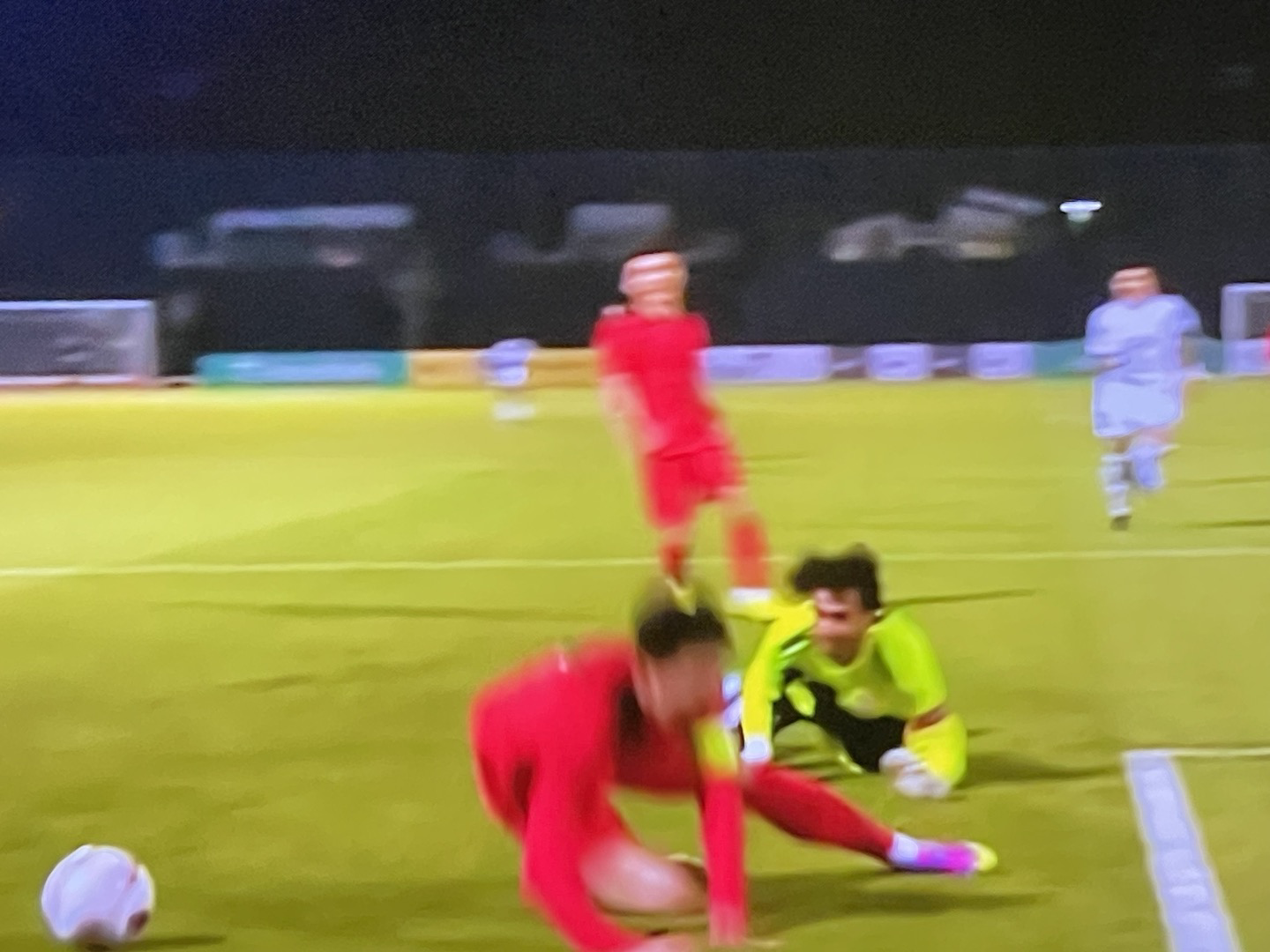 손흥민선수와 이라크 골키퍼선수 경기모습